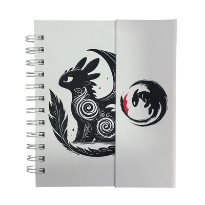 Libreta de tapa dura laminado liso con espiral met&aacute;lico en la lateral con solapa protectora, Drag&oacute;n Chimuelo