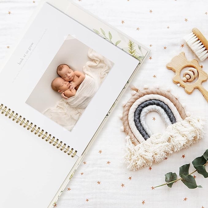 A Libro de recuerdos para beb&eacute;s para ni&ntilde;os y ni&ntilde;as &ndash; &Aacute;lbum de fotos atemporal para beb&eacute;s de 5 a&ntilde;os &ndash; Libro y diario neutro para beb&eacute;s &ndash; Un libro de hitos para grabar cada evento desde el nacimiento. image number null