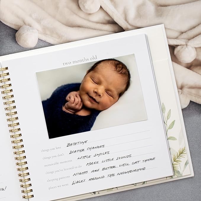 A Libro de recuerdos para beb&eacute;s para ni&ntilde;os y ni&ntilde;as &ndash; &Aacute;lbum de fotos atemporal para beb&eacute;s de 5 a&ntilde;os &ndash; Libro y diario neutro para beb&eacute;s &ndash; Un libro de hitos para grabar cada evento desde el nacimiento. image number null