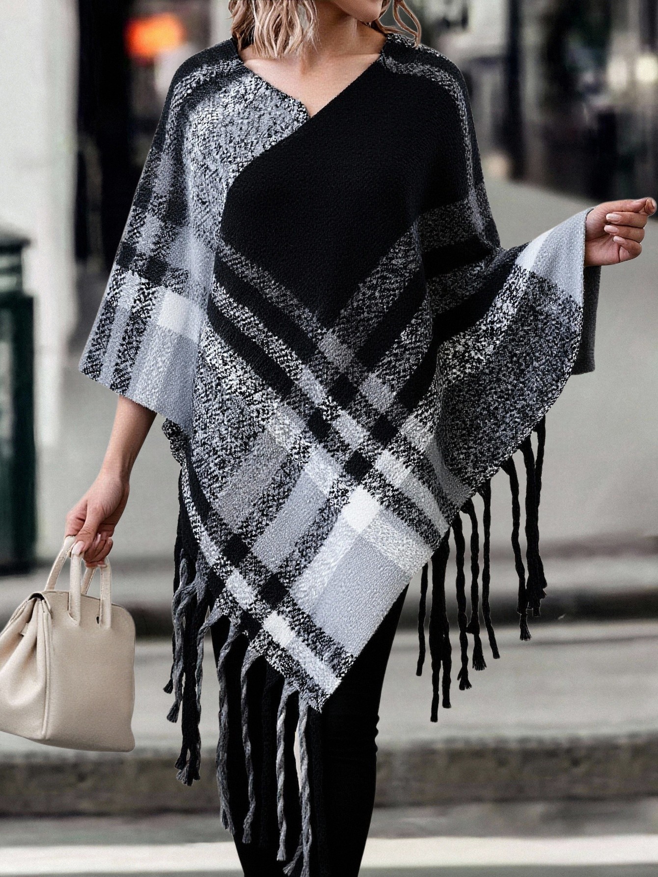 PAQUETE 6 PIEZAS PONCHO DE CUADROS CON FLECOS image number null