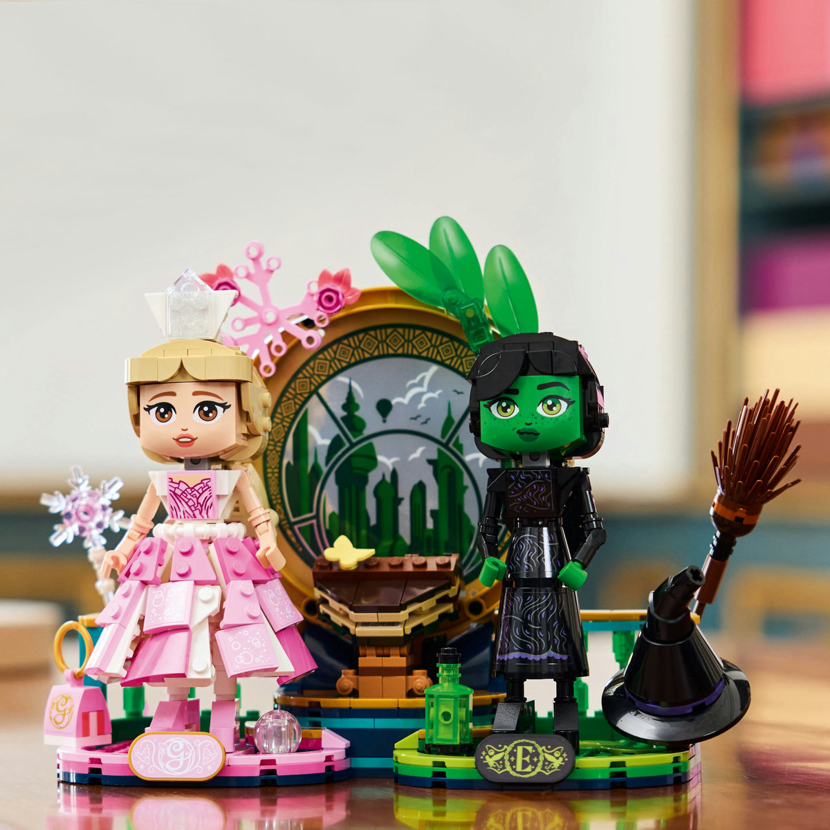 LEGO&reg; Wicked Figuras de Elphaba y Glinda 75682 image number null