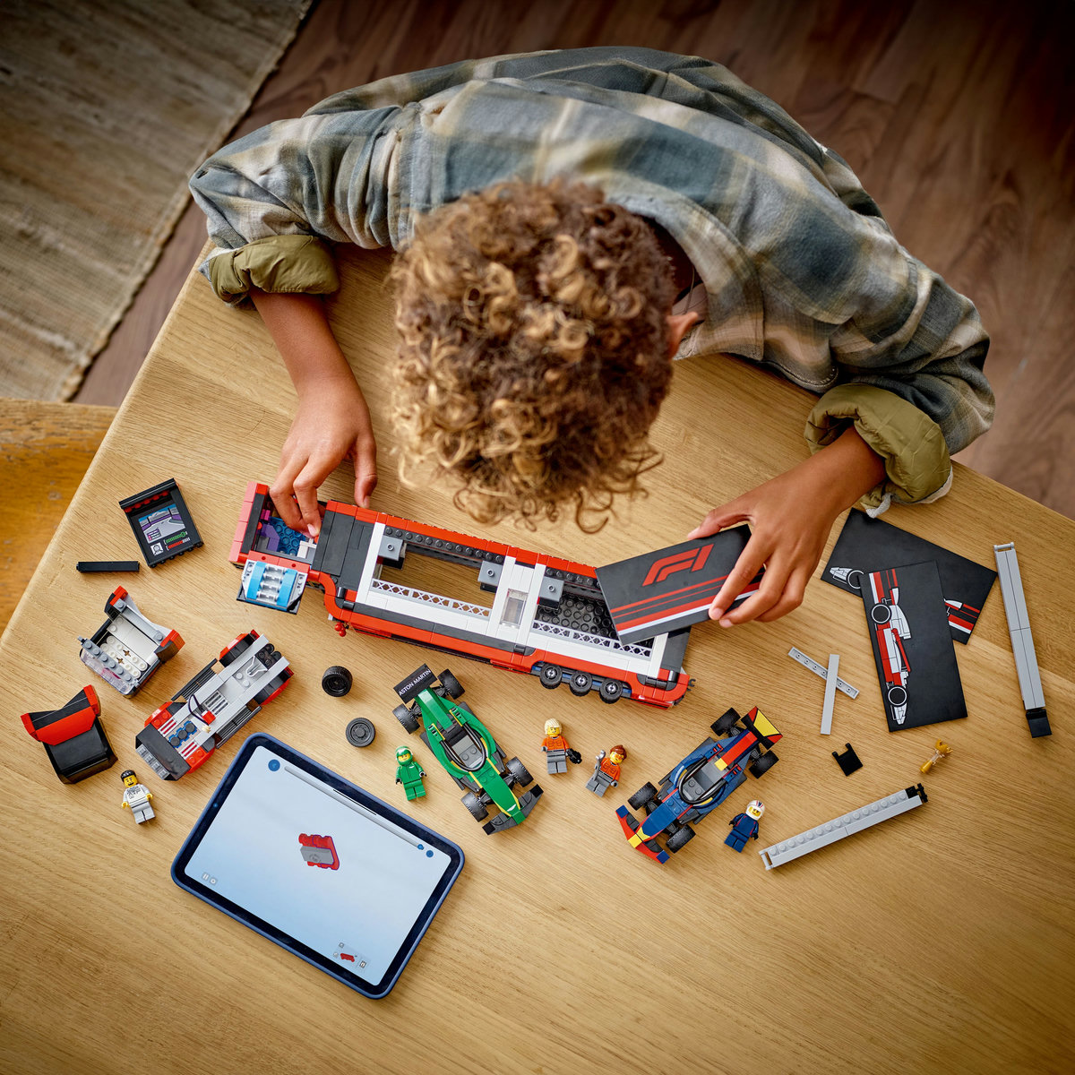 LEGO&reg; Cami&oacute;n de F1 con Autos de F1 RB20 y AMR24 image number null