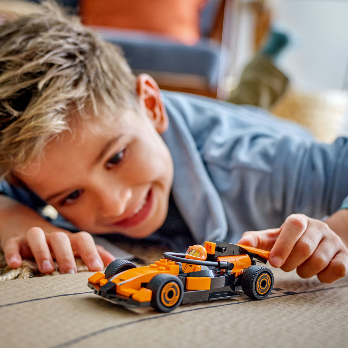 LEGO® Piloto de F1 con Auto de Carrera McLaren image number null