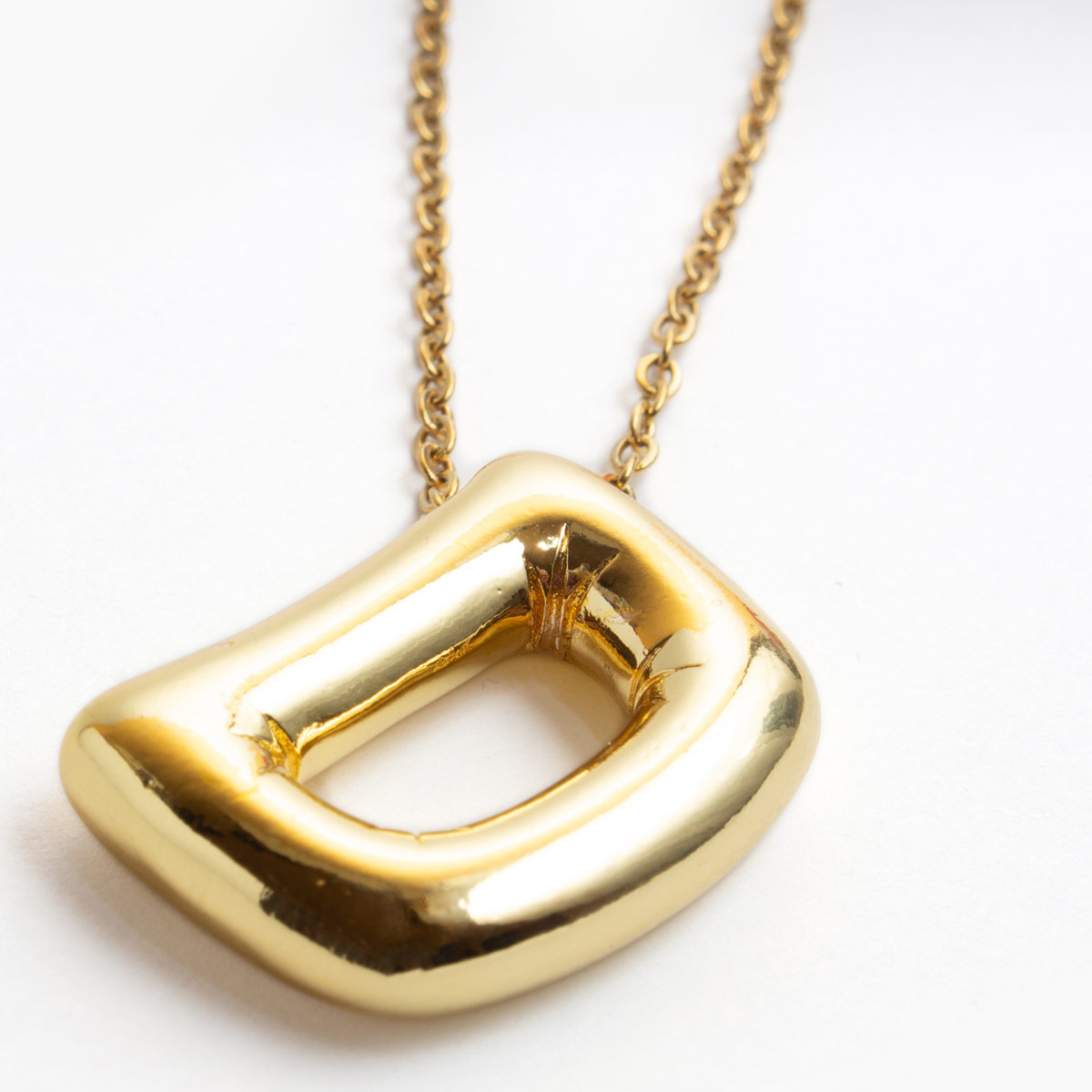 Collar Dorado de Acero Inoxidable con Letra D Vstone image number null