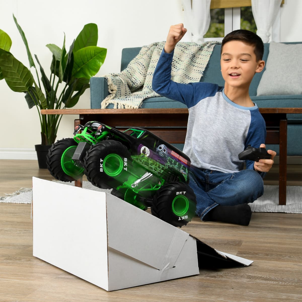 Vehículo de Control Remoto Grave Digger a Escala RC 1:15 MONSTER JAM RC image number null