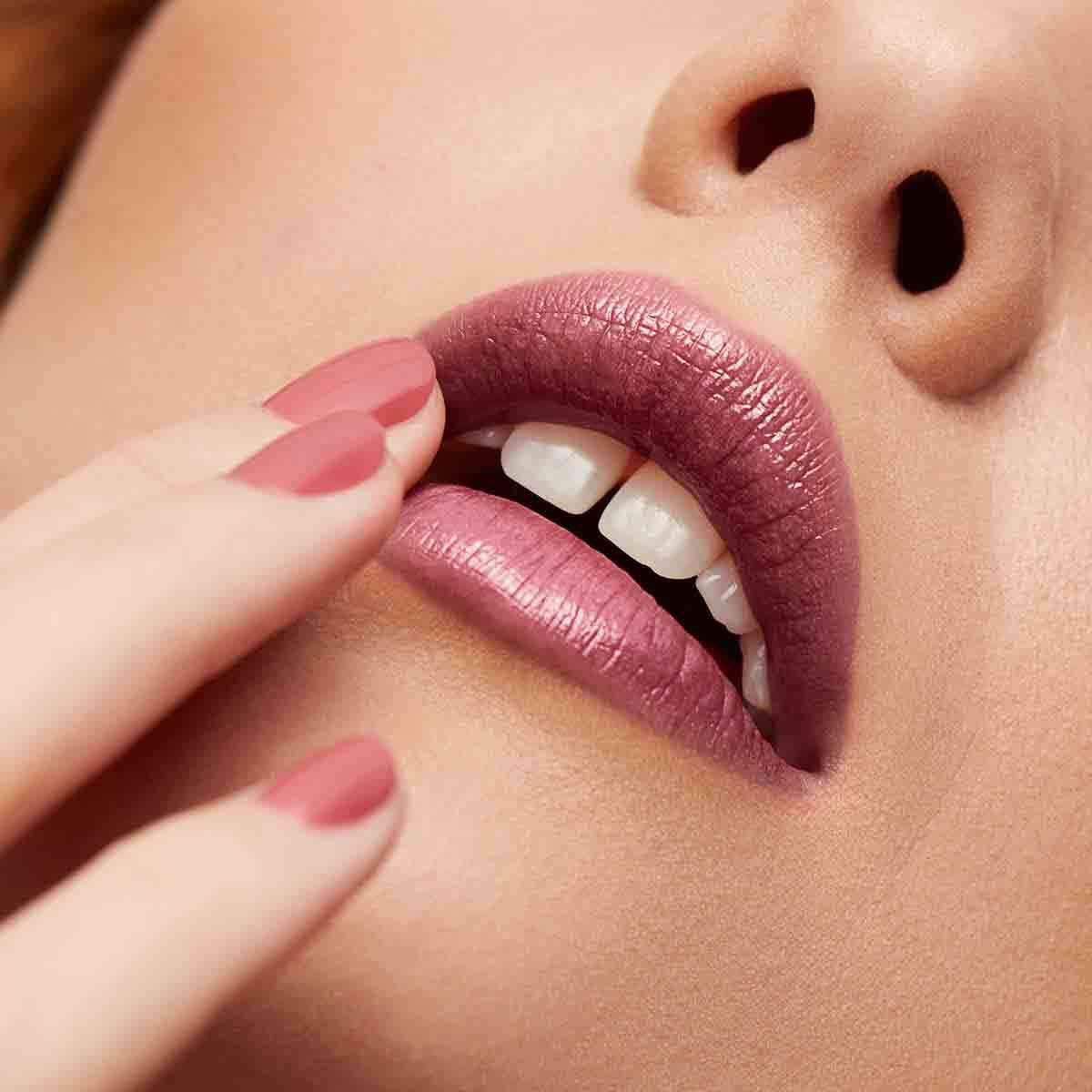 Labial Super Lustrous Glass Shine BlackCherry Revlon image number null