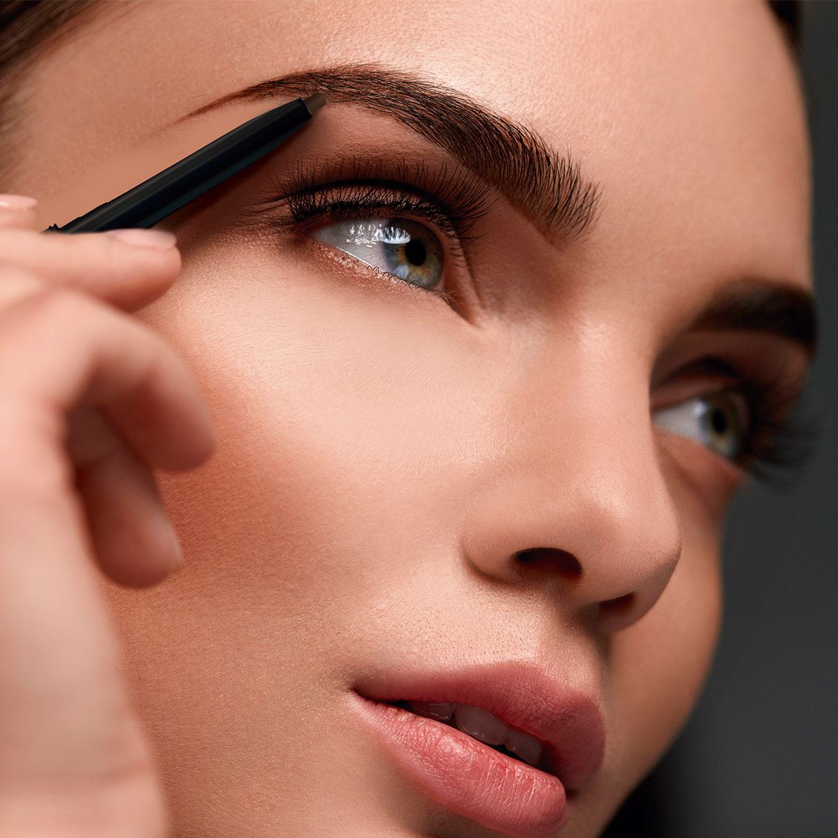 Delineador para Cejas Retr&aacute;ctil Cejas Perfectas Casta&ntilde;o Oscuro Renova image number null