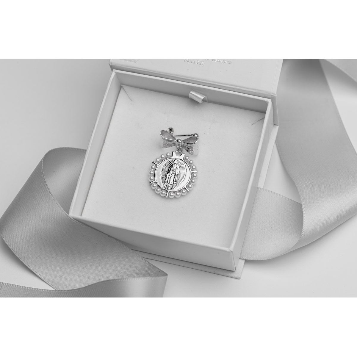 Segurito Virgen de Guadalupe marco de perlas plata en moño image number null