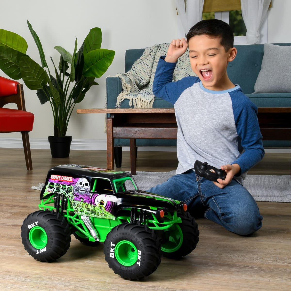 Vehículo de Control Remoto Grave Digger a Escala RC 1:15 MONSTER JAM RC image number null
