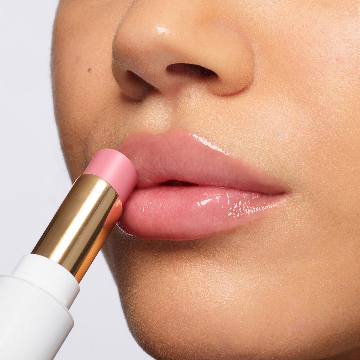 Revlon Brillo Labial Glass Shine White Packpink Flip image number null